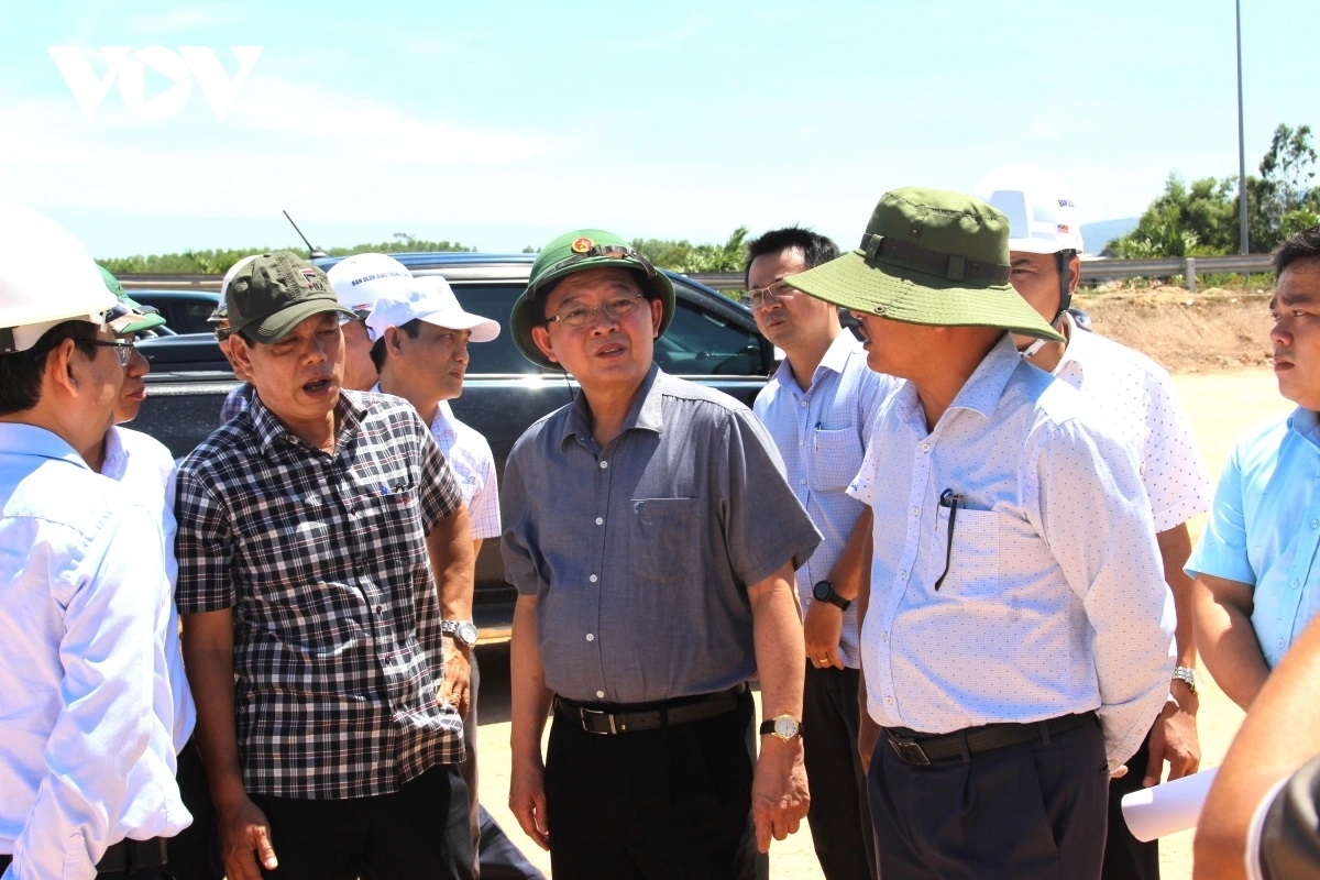 Ông Hồ Quốc Dũng, Bí thư Tỉnh ủy Bình Định (người đội mũ cối) kiểm tra tiến độ các công trình trọng điểm của tỉnh.
