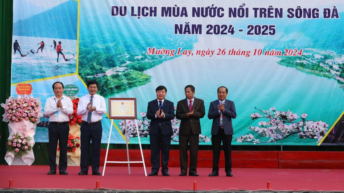 UBND tỉnh Điện Biên trao Bằng chứng nhận Di sản văn hóa phi vật thể cấp quốc gia
đối với Nghề làm bánh Khẩu Xén và Chí Chọp (thị xã Mường Lay)