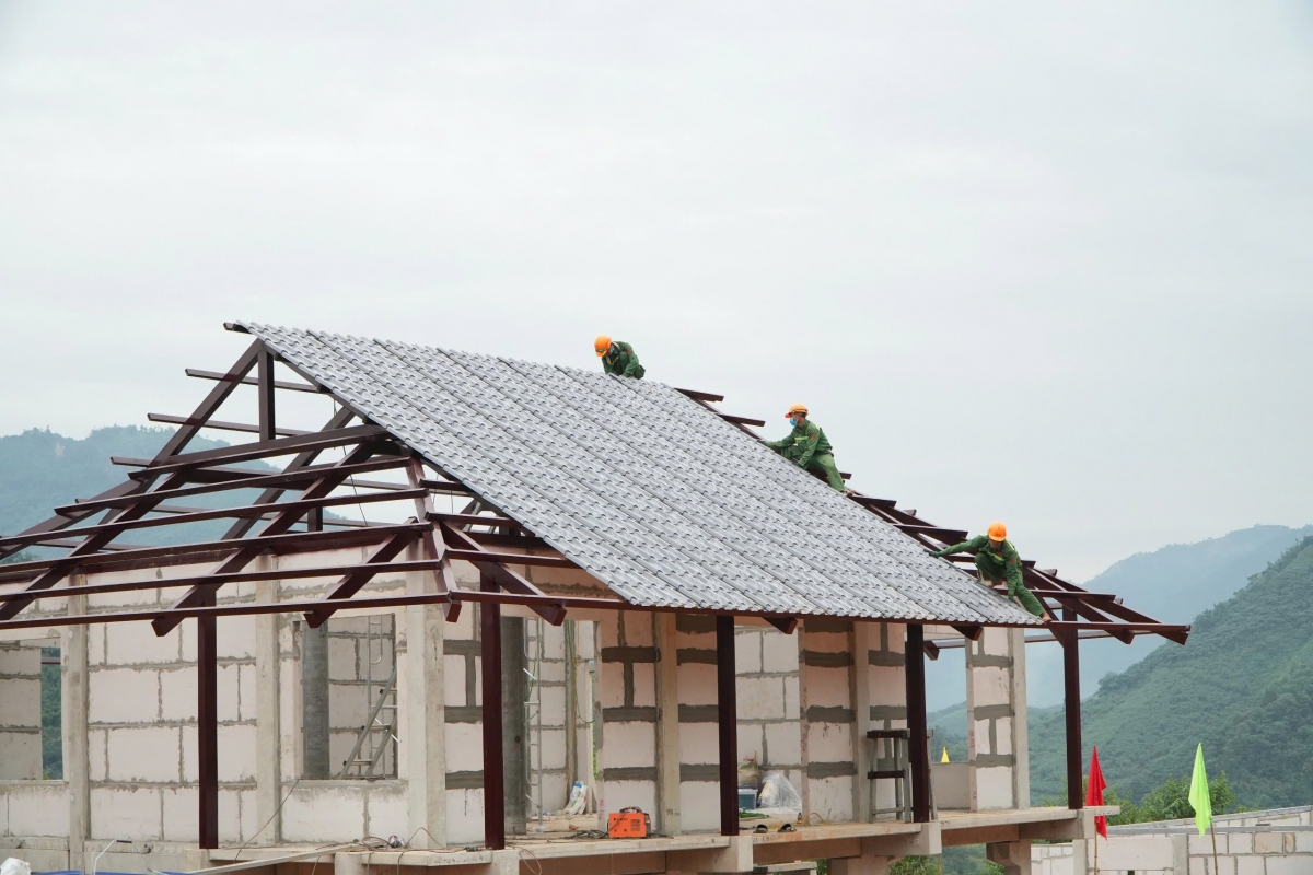 Ước tính mỗi căn nhà mất từ 20 - 30 ngày để hoàn thiện.
Ảnh: An Kiên/VOV Tây Bắc