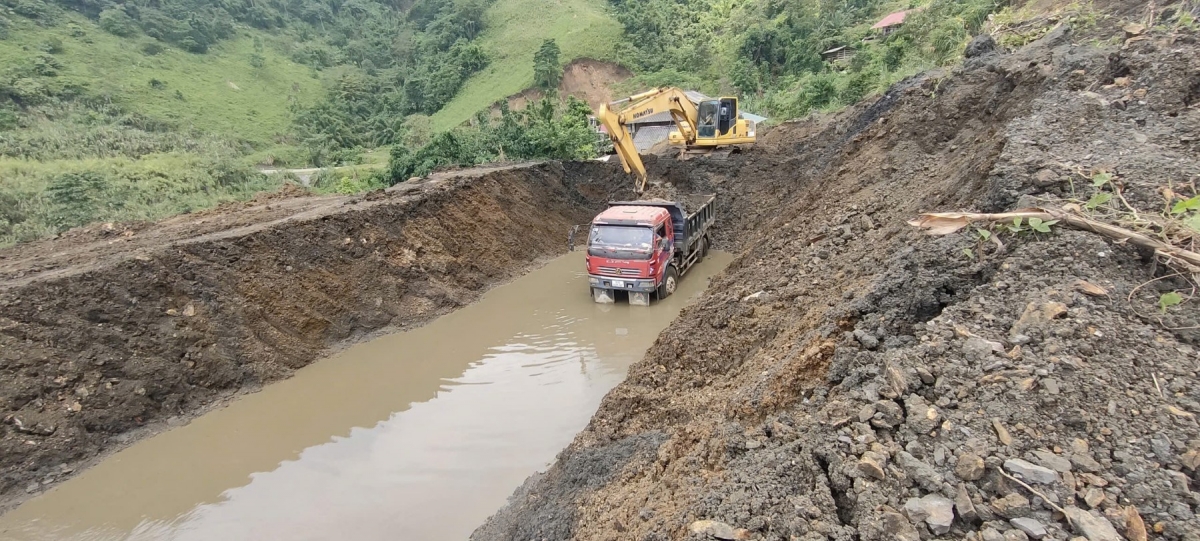 Việc thiếu các bãi đổ thải và địa chất phức tạp đã khiến việc khắc phục sạt lở trên các tuyến giao thông gặp không ít khó khăn