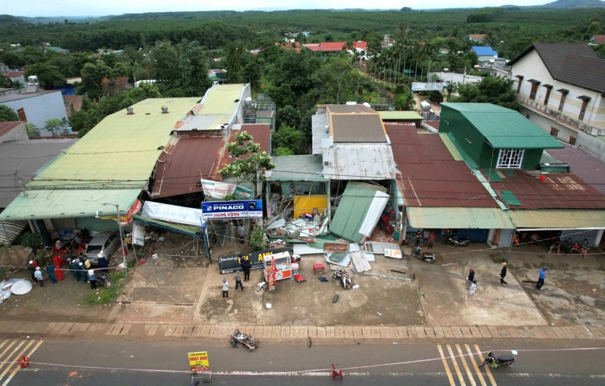 Vụ xe continer đâm sập dãy nhà dân ở xã Đắk R'la, huyện Đắk Mil, Đắk Nông,
hồi tháng 7/2024 khiến 3 người tử vong, trong đó có 2 con trai của ông Hoàng Văn Tuấn.
Ảnh: Tuấn Long/VOV Tây Nguyên