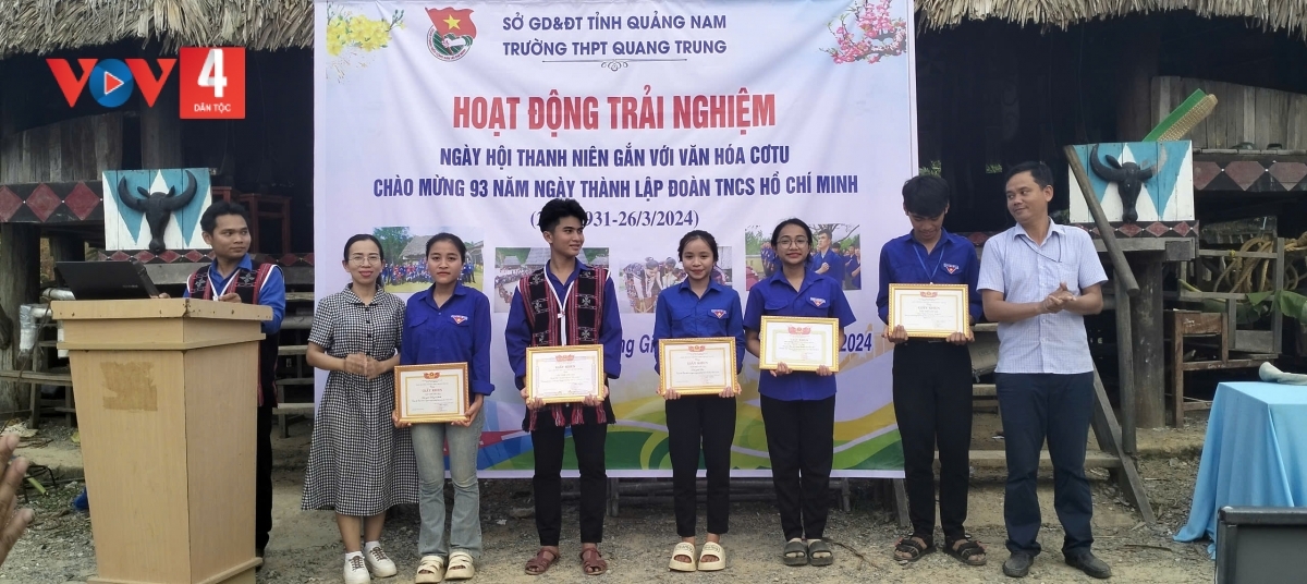 Học sinh trường THPT Quang Trung trải nghiệm các hoạt động văn hóa Cơ Tu