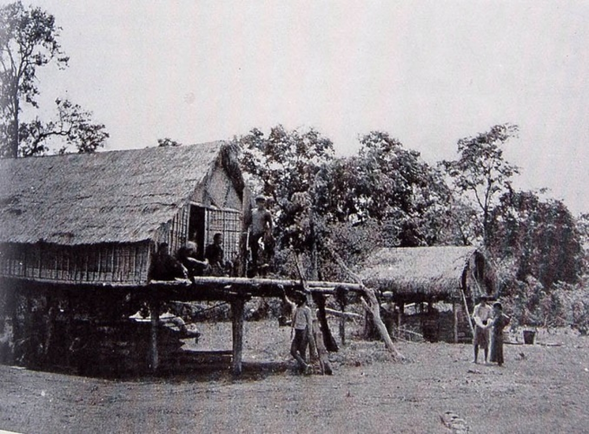 
Càr Dăk Lăk sơnrờp geh sơnđan mat là Darlac, tơnggơs ngai 22/11/1904 (Rùp: bơh Kwang ătbồ cơldŭ lơh broă ala măt lơgar Tây tàm Dăk Lăk Leopold Sabatier cùp nam 1930)