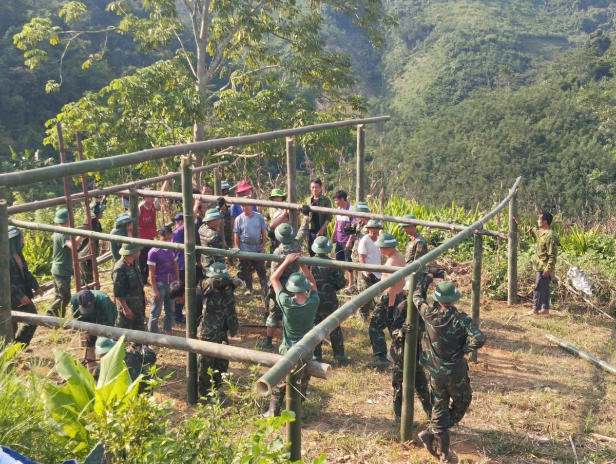 Bộ đội, nhân dân giúp dựng những lều để người dân bị sạt lở ở tạm