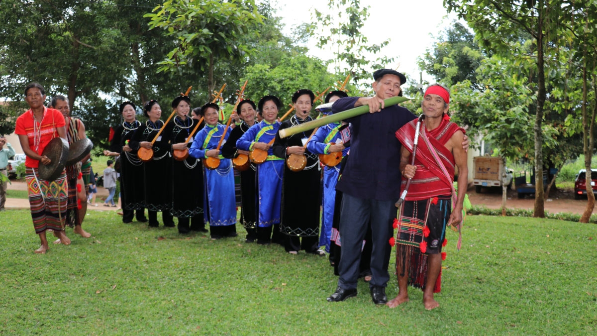 Bên cạnh đó, lễ hội còn có các hoạt động như phục dựng Lễ hội kết bạn cộng đồng. Đây là một trong những hoạt động văn hóa truyền thống của các tộc người cộng cư từ cao nguyên Langbiang đến phía Đông dãy núi Trường Sơn đang đứng trước nguy cơ mai một. Trên địa bàn huyện Bù Đăng, Lễ hội Kết bạn cộng đồng chỉ diễn ra ở các tộc người X’tiêng, M’nông, Mạ. Lễ hội lần này được huyện Bù Đăng phục dựng và mở rộng cho cộng đồng các dân tộc Tày, Nùng nhằm phát huy các giá trị văn hóa truyền thống của cộng đồng các dân tộc đang định cư trên địa bàn huyện.