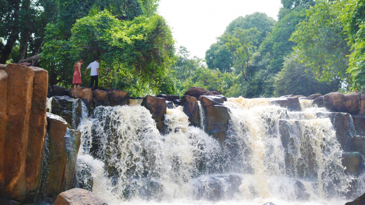 Được biết, Bù Đăng có nhiều điểm du lịch sinh thái, du lịch văn hóa như sóc Bom Bo, thác Đứng, thác Voi, Thác Pan Toong, Trảng cỏ Bù Lạch…