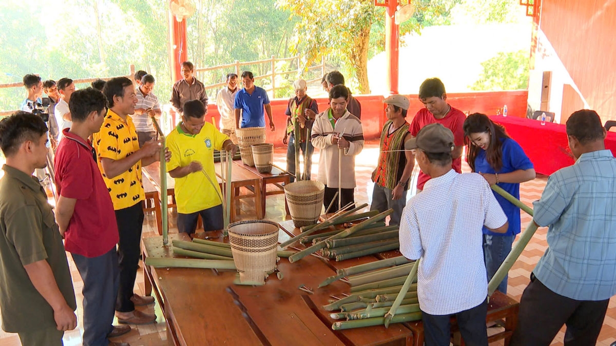 Bù Đăng có cộng đồng người M'nông và X'tiêng sinh sống đông và có những nét văn hóa, lễ hội đặc sắc như nghề thủ công truyền thống, kỹ thuật chế biến rượu cần, nghề dệt thổ cẩm của người M'nông; nghề đan gùi và nghề dệt thổ cẩm của người X'tiêng… Thời gian qua cũng đã trở thành điểm đến cho du khách các nơi tham quan, trải nghiệm (ảnh: BP)