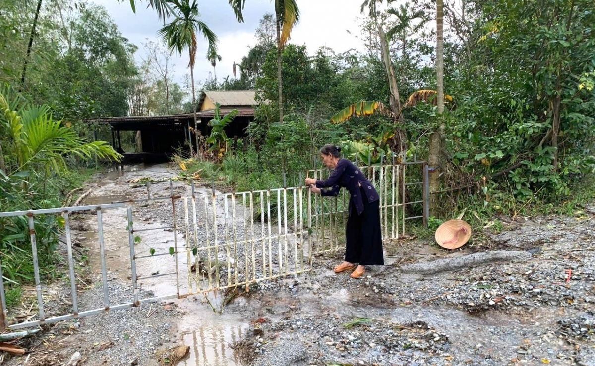 Bà Nguyễn Thị Quýt, 72 tuổi, ở thôn Phú Gia, xã Lộc Tiến đóng cửa di dời đi nơi khác