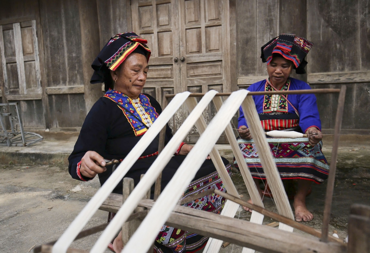 Dưới hiên nhà truyền thống của nhiều gia đình ở bản Na Sang 2, ngày ngày phụ nữ dân tộc Lào miệt mài se sợi gìn giữ tinh hoa nghề dệt thổ cẩm truyền thống.