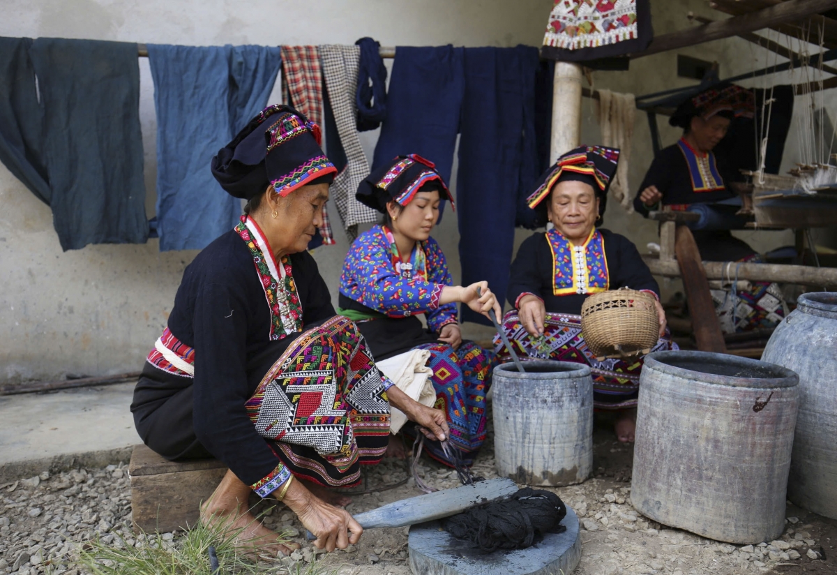 Nhuộm chàm, dệt vải là nghề truyền thống lâu đời của đồng bào dân tộc Lào bản Na Sang 2