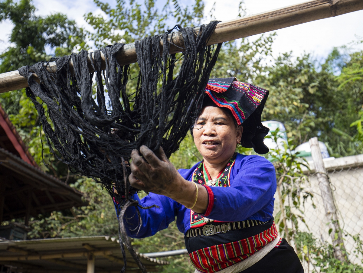 Nhuộm chàm, đập vải, phơi khô sẽ được thực hiện nhiều lần đảm bảo mỗi sợi bông đều màu, bền màu khi dệt thành phẩm.