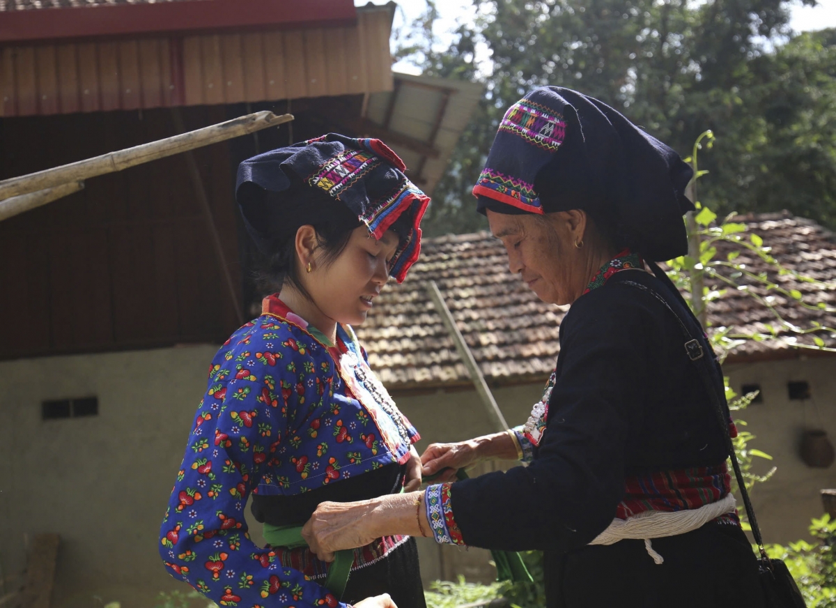 Bộ Văn hóa, Thể thao và Du lịch đã công bố “Nghệ thuật trang trí trên trang phục của người Lào” huyện Điện Biên và Điện Biên Đông, tỉnh Điện Biên là di sản văn hóa phi vật thể quốc gia.