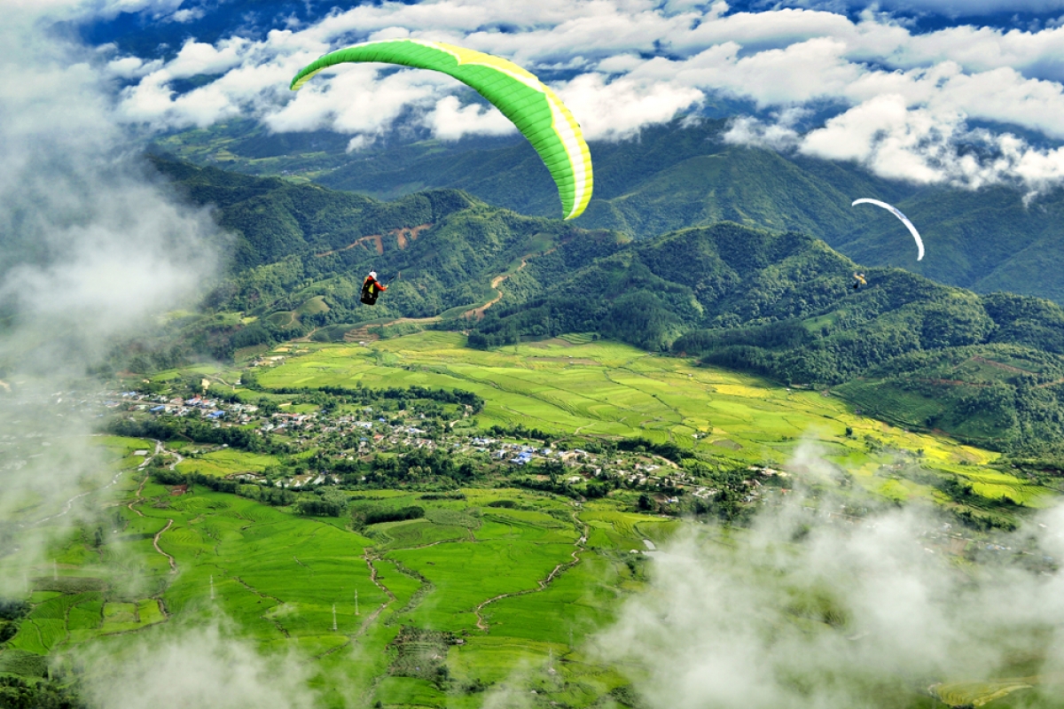 Bay dù lượn ngắm phong cảnh là loại hình du lịch mạo hiểm thu hút khách du lịch đến với Lai Châu