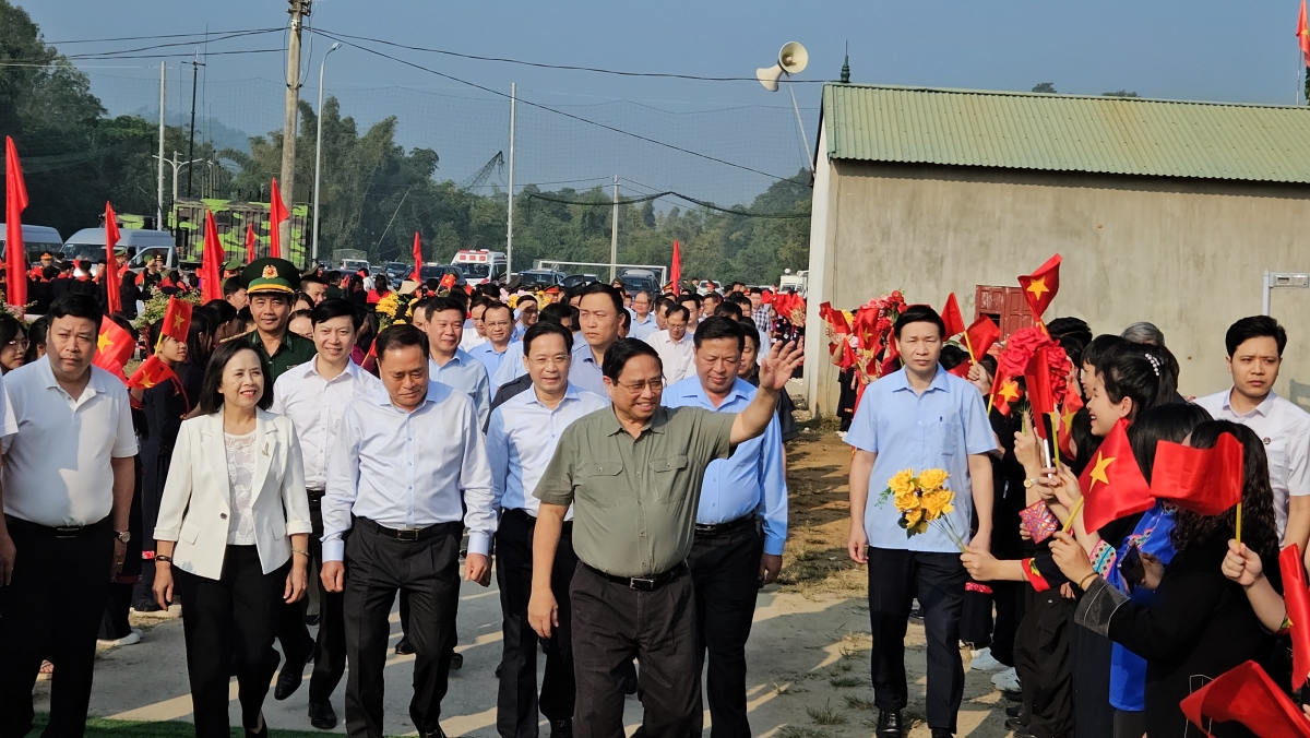 Đông đảo bà con các dân tộc và các cháu thiếu nhi trên địa bàn khu dân cư nhiệt liệt chào đón Thủ tướng và các đại biểu