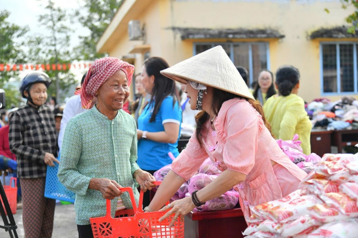 Người dân hào hứng tham gia phiên chợ