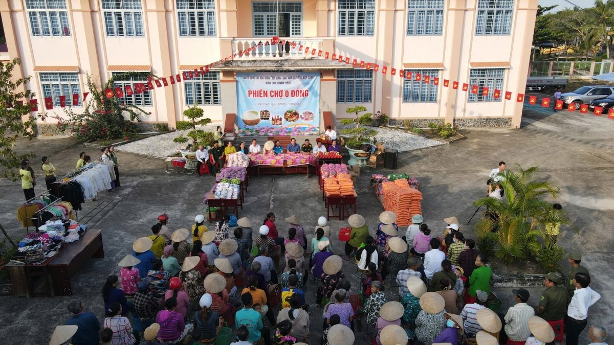 “Phiên chợ 0 đồng” nhằm chia sẻ khó khăn với hội viên phụ nữ và người dân xã Bàn Thạch, huyện Giồng Riềng