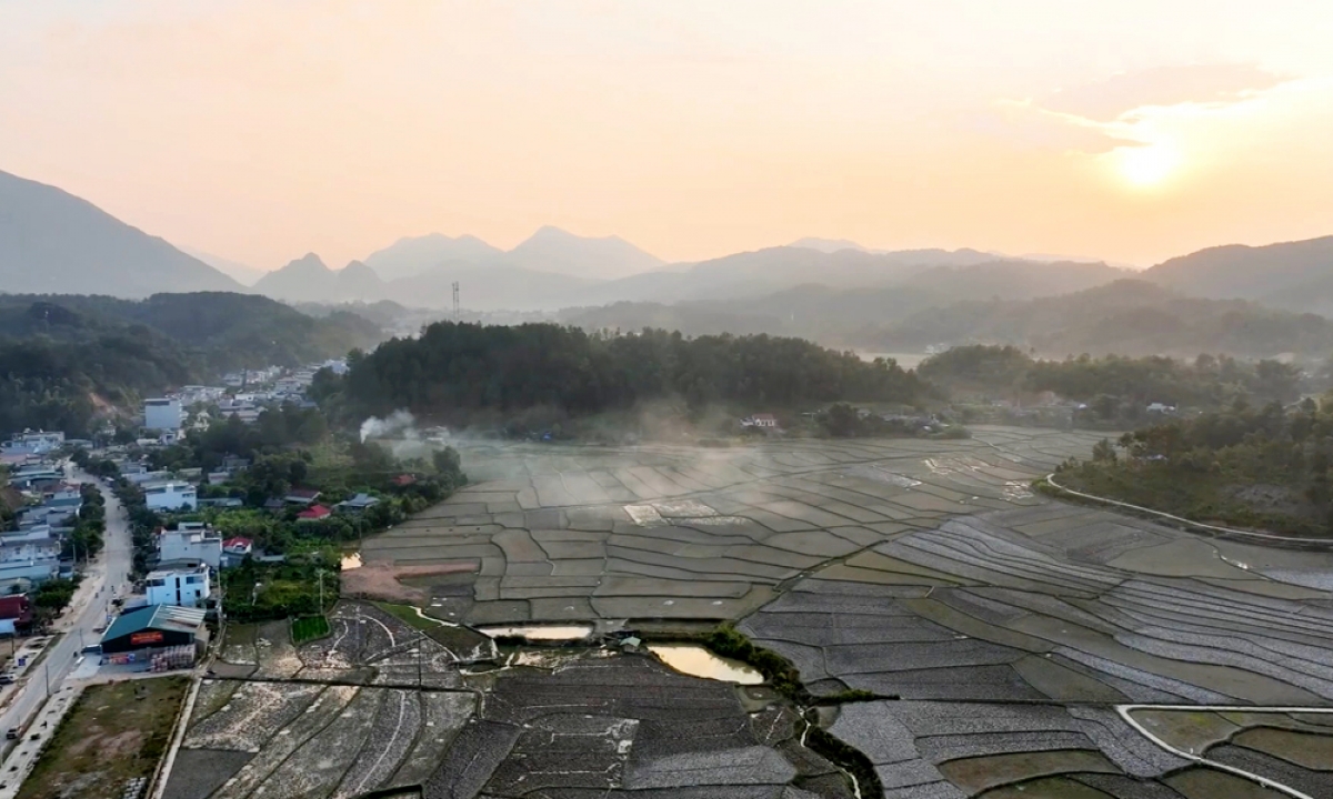 Bình minh trên cánh đồng trồng cây vụ đông ở xã Mường Than, huyện Than Uyên (Lai Châu)