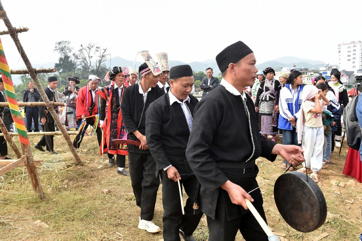 Thông qua các hoạt động này, các thày cúng sẽ dạy các học trò học, thực hành các nghi thức cúng lễ, học cách nhảy múa, học sử dụng các loại nhạc cụ…