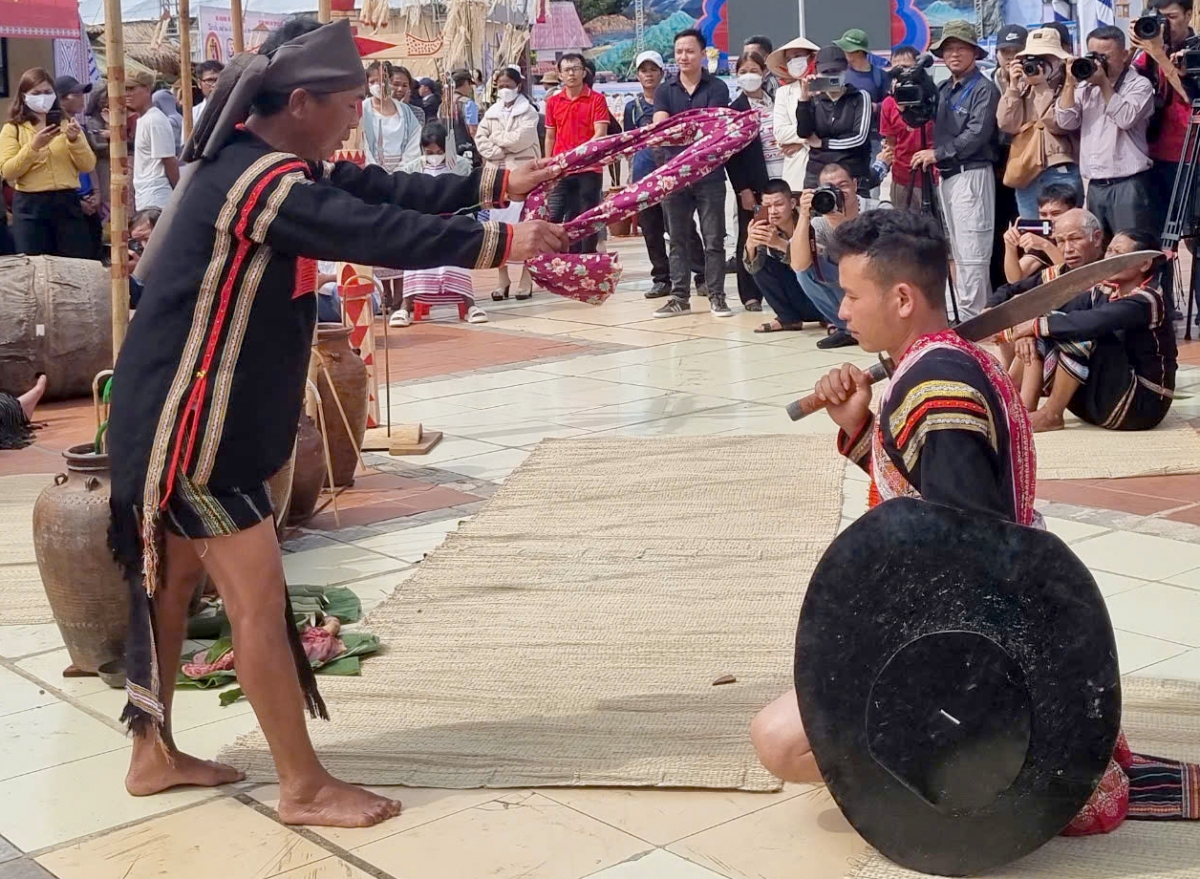 Thầy cúng trao khiên, giáo (gươm) vào tay chàng trai và làm phép cầu cho chàng trai có được sức mạnh, sự dũng cảm, thông minh, sáng suốt