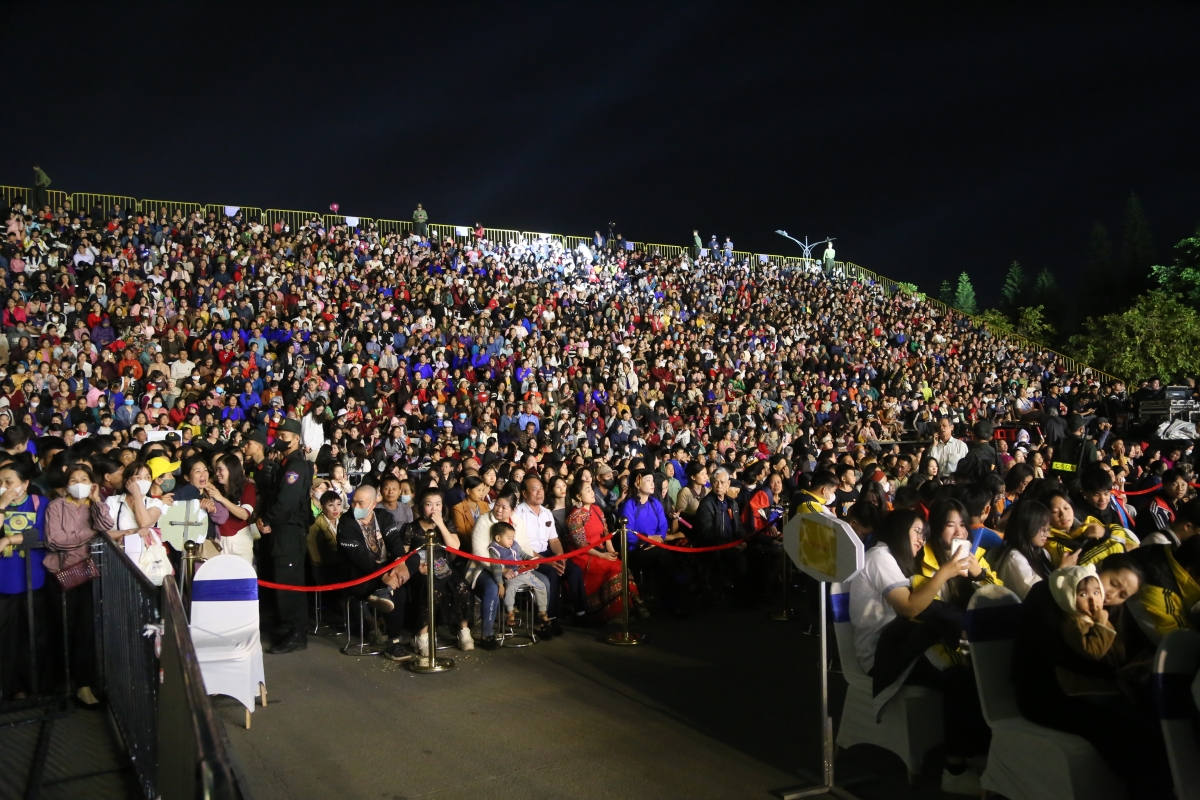 Lễ khai mạc Ngày hội văn hóa, thể thao và du lịch các dân tộc vùng Đông Bắc lần thứ XI thu hút đông đảo sự tham gia của người dân, du khách trong và ngoài nước