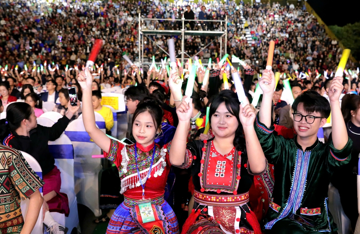 Diễn ra từ ngày 2-4/11, Ngày hội cũng có nhiều hoạt động phong phú, hấp dẫn tại như Liên hoan văn nghệ quần chúng; Trình diễn trang phục truyền thống các dân tộc; Trưng bày giới thiệu, quảng bá văn hóa truyền thống địa phương; Hội thảo Khoa học “Du lịch văn hóa vùng Đông Bắc - Khơi nguồn và phát triển”… 