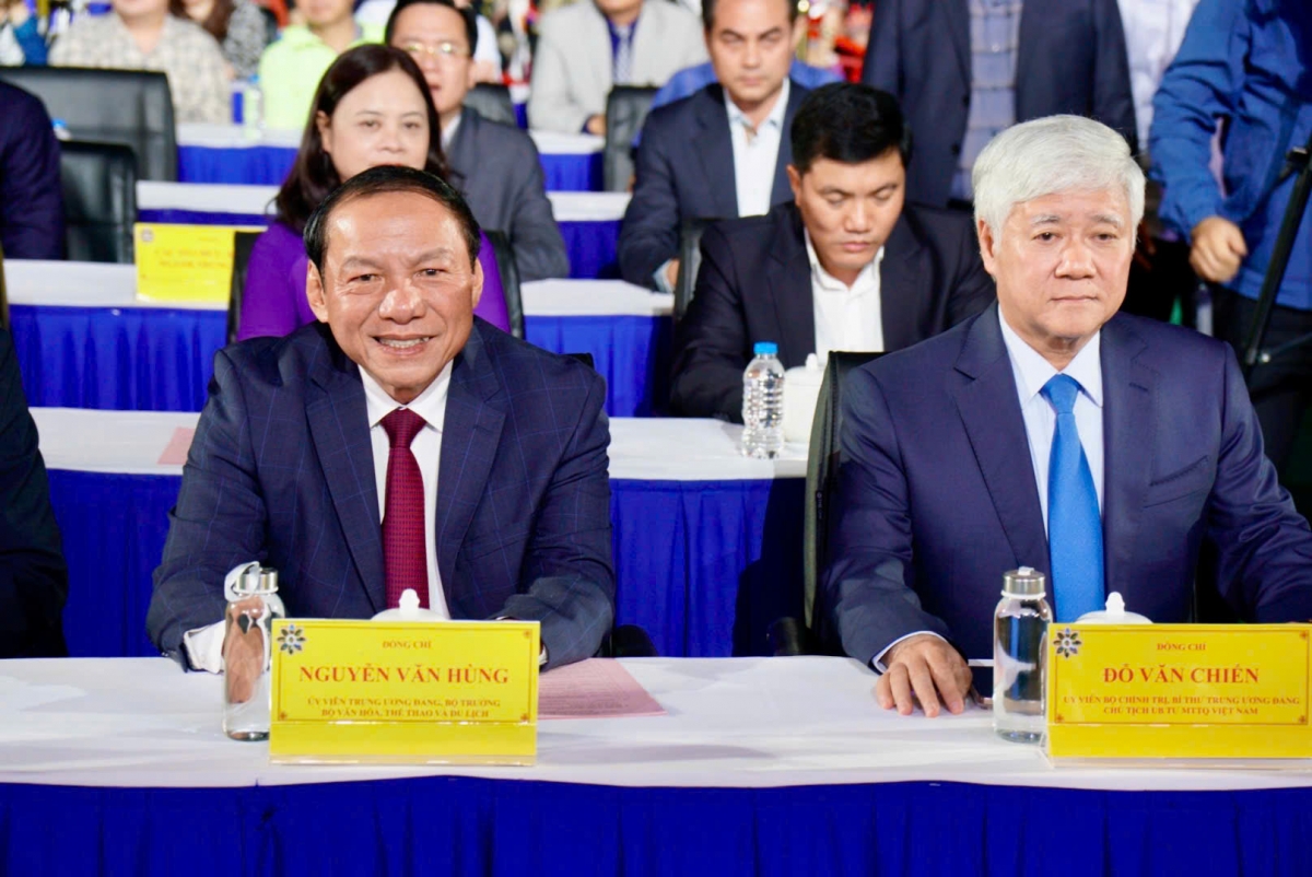 Tham dự Lễ khai mạc có Ủy viên Bộ Chính trị, Bí thư Trung ương Đảng, Chủ tịch Ủy ban Trung ương Mặt trận Tổ quốc Việt Nam Đỗ Văn Chiến; Ủy viên Trung ương Đảng, Bộ trưởng Bộ Văn hóa, Thể thao và Du lịch Nguyễn Văn Hùng