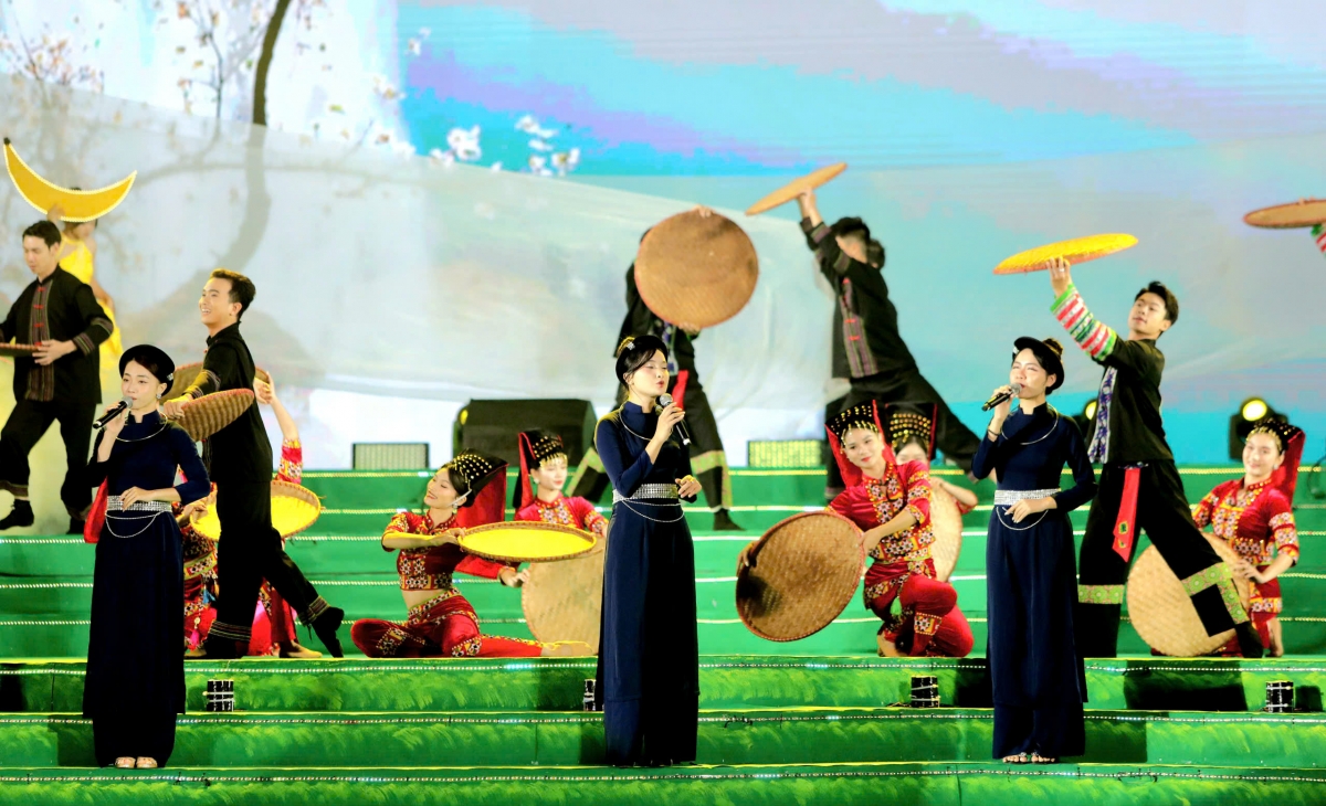 Các tiết mục được trình diễn đều thể hiện Đông Bắc là vùng đất tươi đẹp, nơi sinh sống của nhiều đồng bào các dân tộc khác nhau với nhiều đặc trưng văn hóa vật thể và phi vật thể của cộng đồng