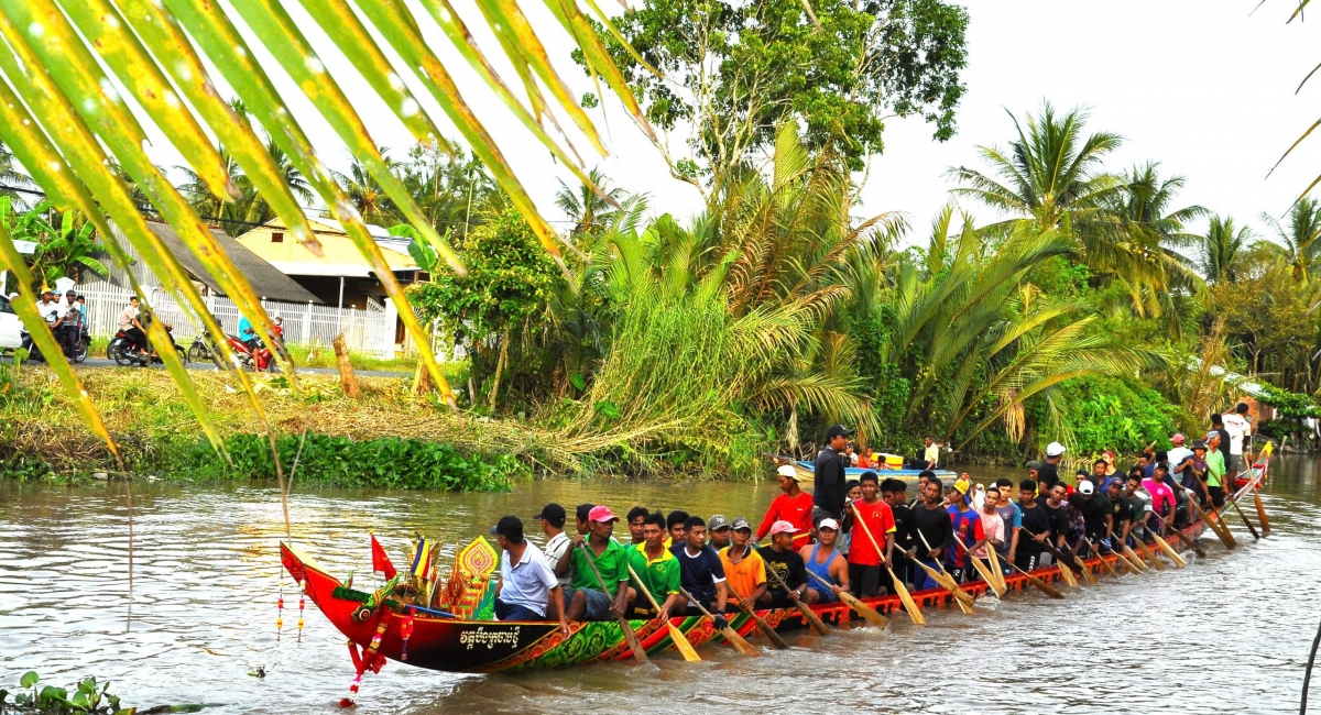 Đồng bào Khmer tổ chức hạ thuỷ ghe Ngo tập luyện trước khi tham gia Hội đua