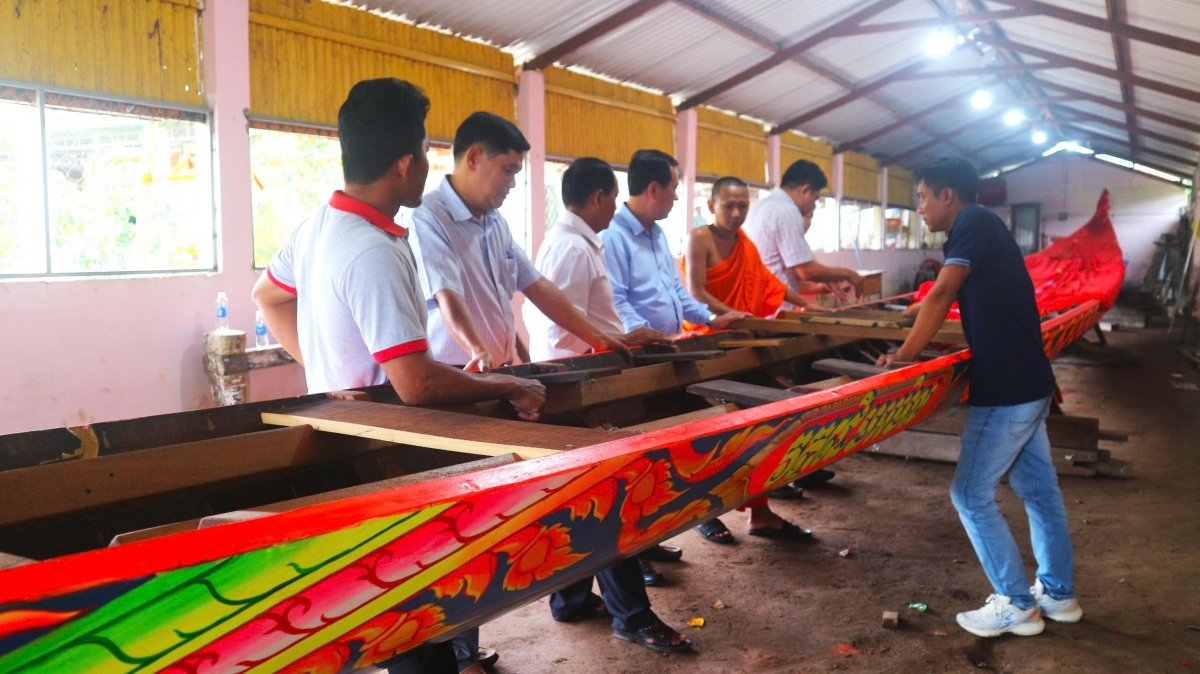 Lãnh đạo thị xã Vĩnh Châu thăm, động viên các chùa chuẩn bị tham gia Lễ hội