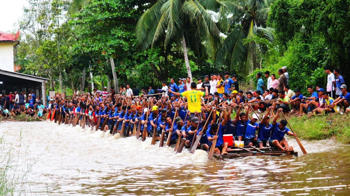 Đông đảo các vận động viên và phật tử tập bơi đua ghe Ngo