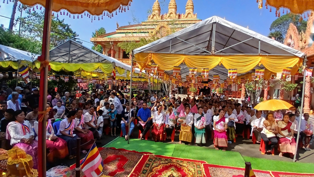 Bà con Khmer trong phum sóc và đông đảo phật tử từ TP. HCM, Cần Thơ và các địa phương lân cận đến dự Lễ Kathina chùa Phù Ly 2, xã Đông Bình, thị xã Bình Minh, tỉnh Vĩnh Long