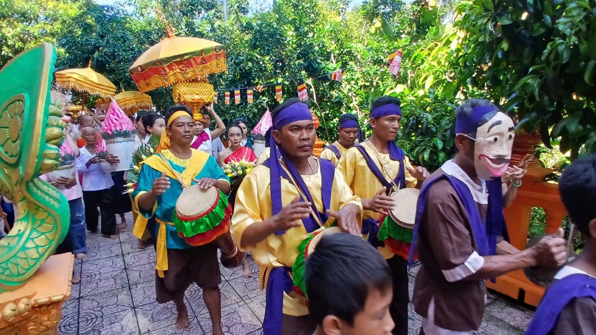 Đội múa Chhay-dam giúp cho không khí buổi lễ Kathina thêm phần náo nhiệt