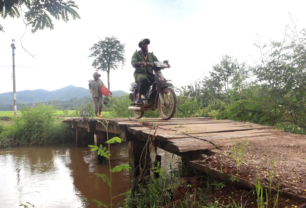 Sa bôh tơdrông toa hơđăp, ƀu hmâo pơgang 2 bơnah ƀơi să Đăk Liêng, tơring glông Lak khom tuh pơplai pơdŏng phrâo.