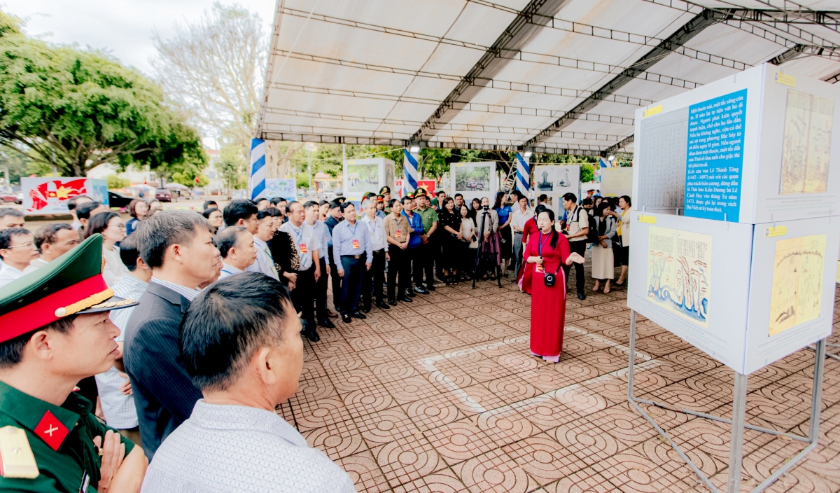 
Lơ kon pơlei truh lăng, hơlen băt gah hla bar chih răk um rŭp pơdah