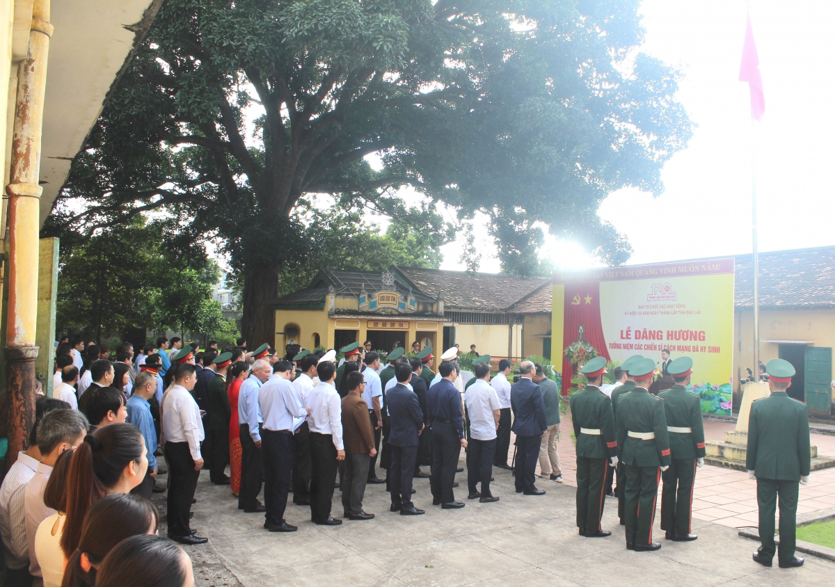 Ngă lơphet tuĭ ñang pơphun pơpŭ ƀơi gru grua đưm lŏn ia yôm phăn Sang mơnă Buôn Ma Thuột