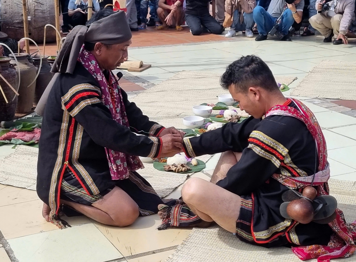 Pô iâu yang toh kông, kiăng lăi pơđut hĭ yơh tơlơi akă kôl mơ̆ng anet, anai pok lui pô tơdăm anun truh tơdăm glăm ba bruă mă kơ ñu pô