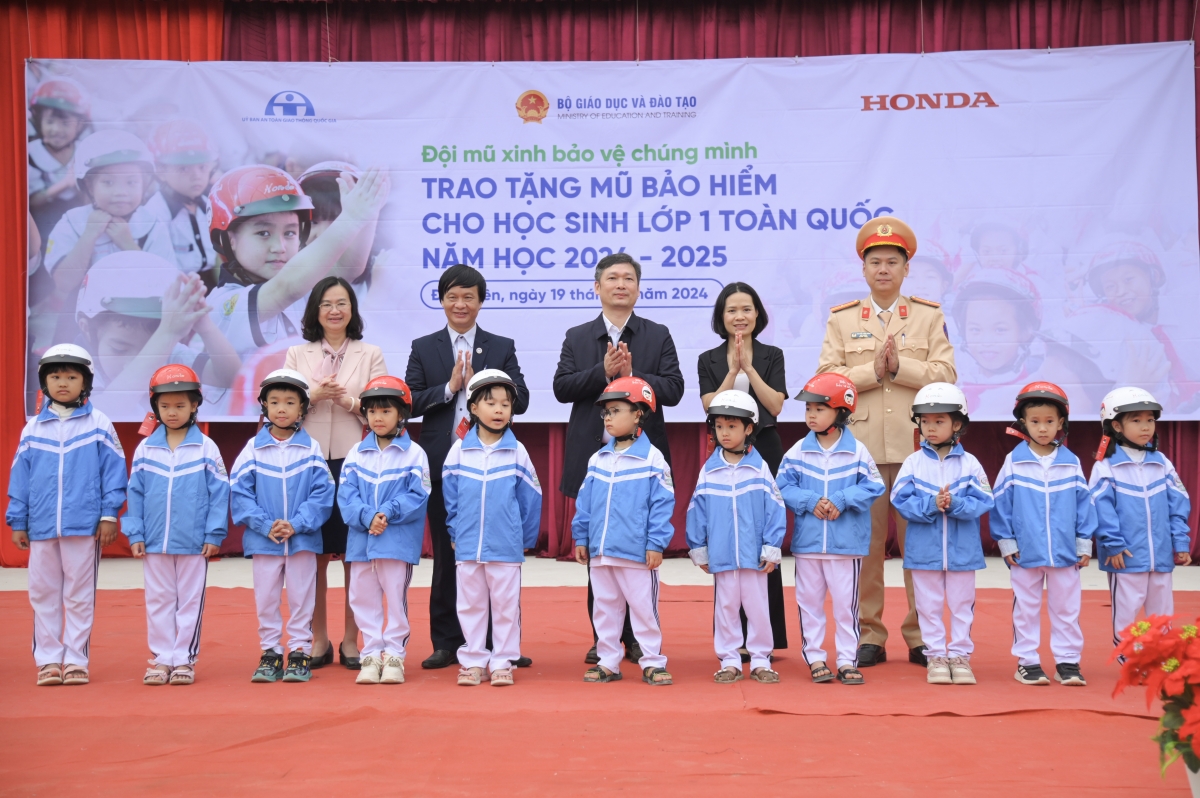 Ban Tổ chức trao tặng mũ bảo hiểm đạt chuẩn cho học sinh lớp 1 Trường Tiểu học Hà Nội - Điện Biên Phủ.