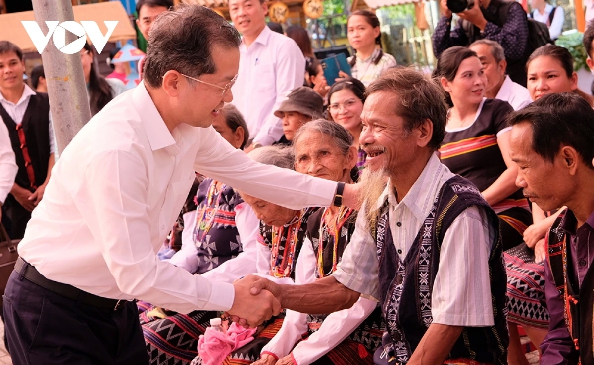 Ông Nguyễn Văn Quảng, Bí thư Thành ủy Đà Nẵng cùng già làng Hà Xuân Tám, thôn Tà Lang.