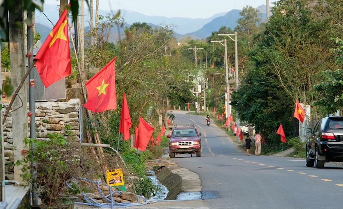 Đồng bào Cơ Tu treo cờ chào mừng Ngày hội Đại đoàn kết toàn dân tộc