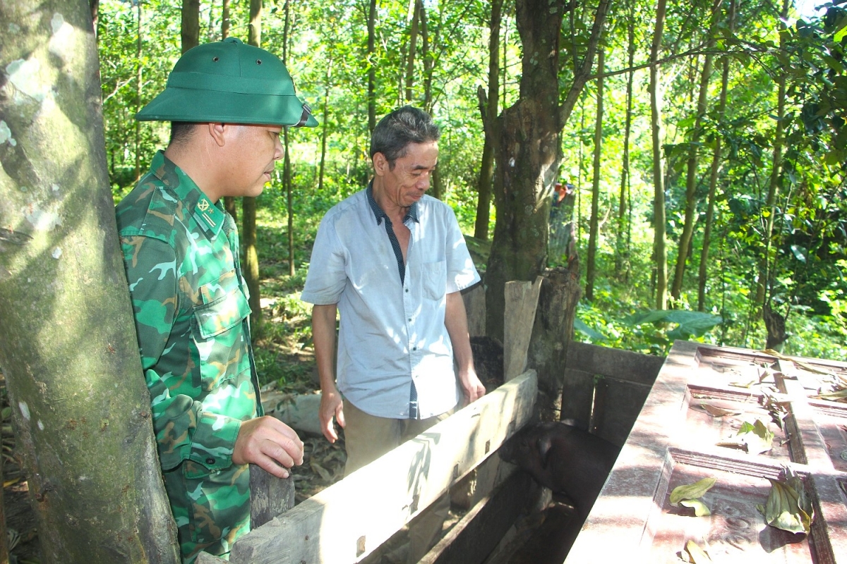 Cán bộ Bộ đội Biên phòng vận động người dân bỏ rượu, xây dựng các mô hình sinh kế