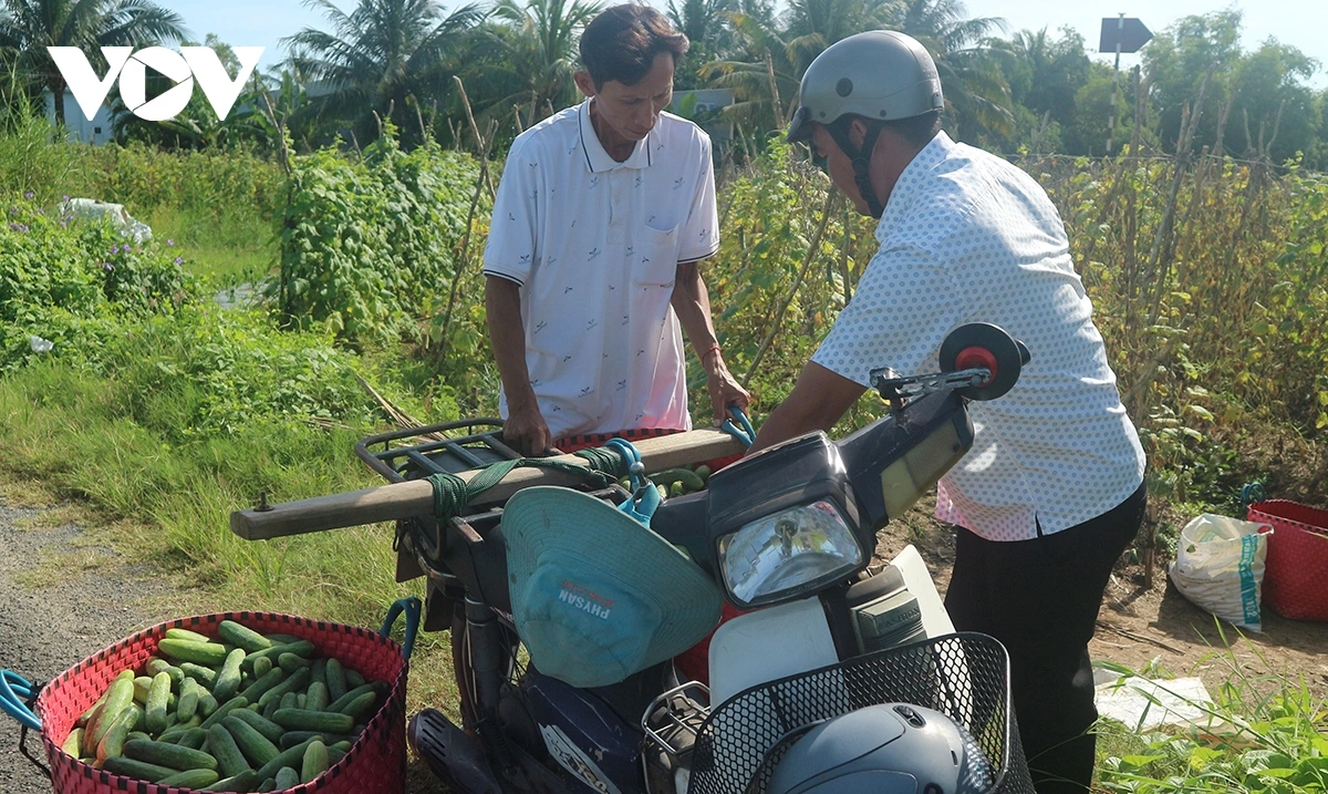 Ông Lý Đương (trái) phấn khởi vì lộ giao thông nông thôn ở địa phương được đầu tư khang trang, thông thoáng