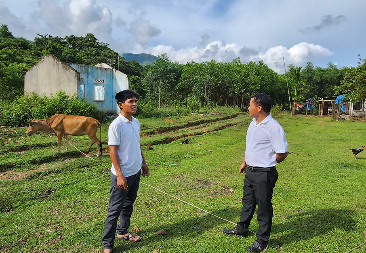 Gia đình anh Hồ Văn Lách (bên trái), đồng bào Cor xã Trà Sơn, huyện Trà Bồng
đã thoát nghèo