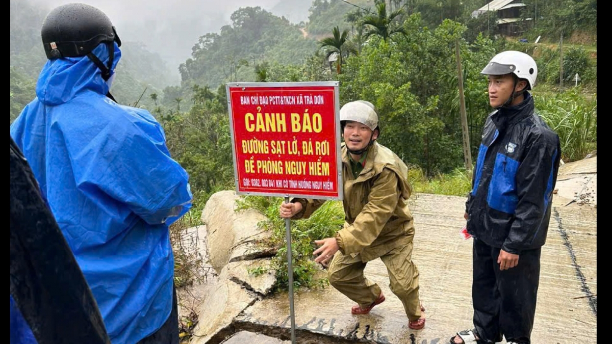 Chính quyền xã Trà Dơn, huyện Nam Trà My cắm biển cảnh báo sạt lở.
