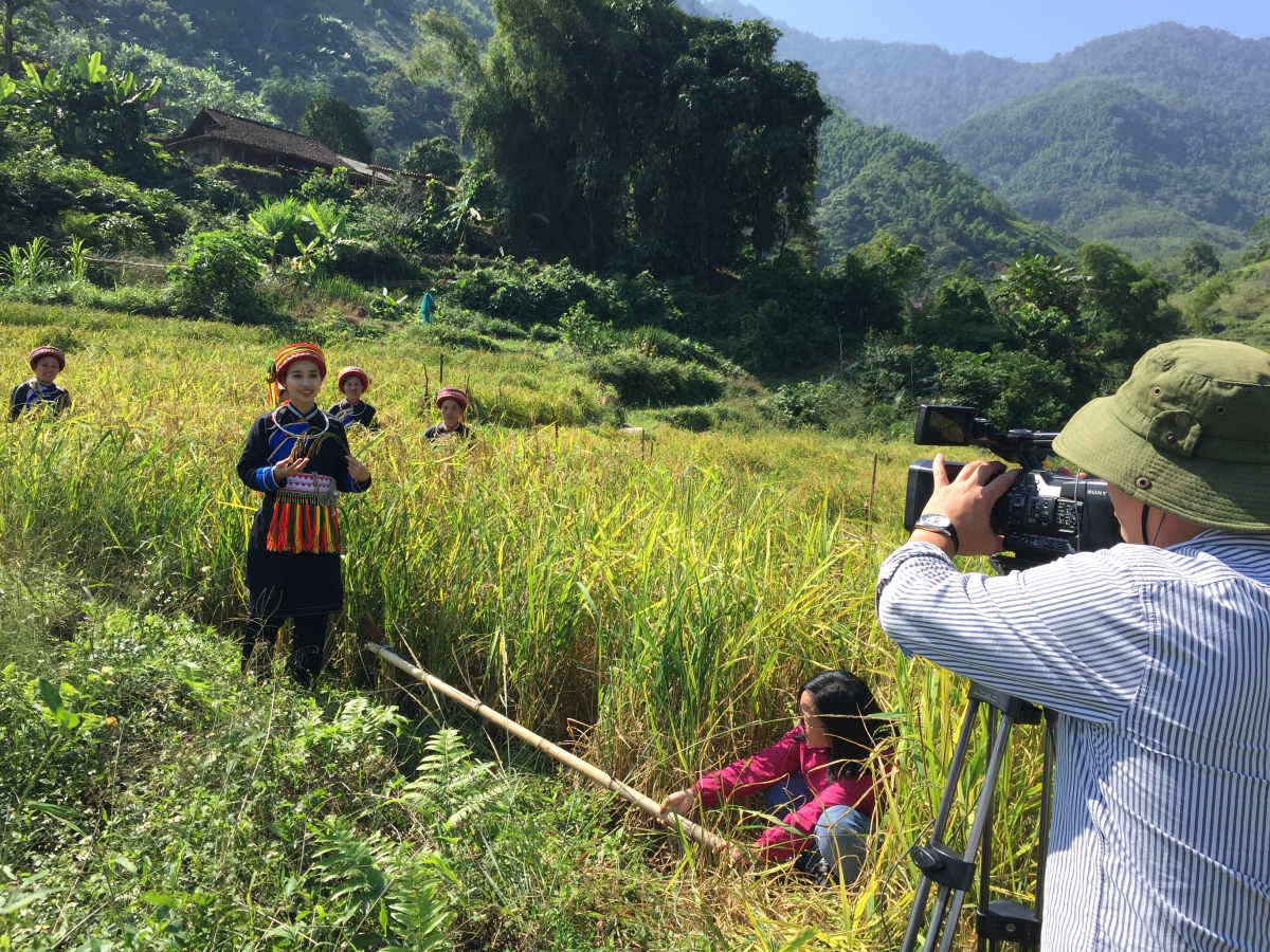 Những cống hiên lặng lẽ của người làm báo phát thanh để có sản phẩm báo chí chất lượng.