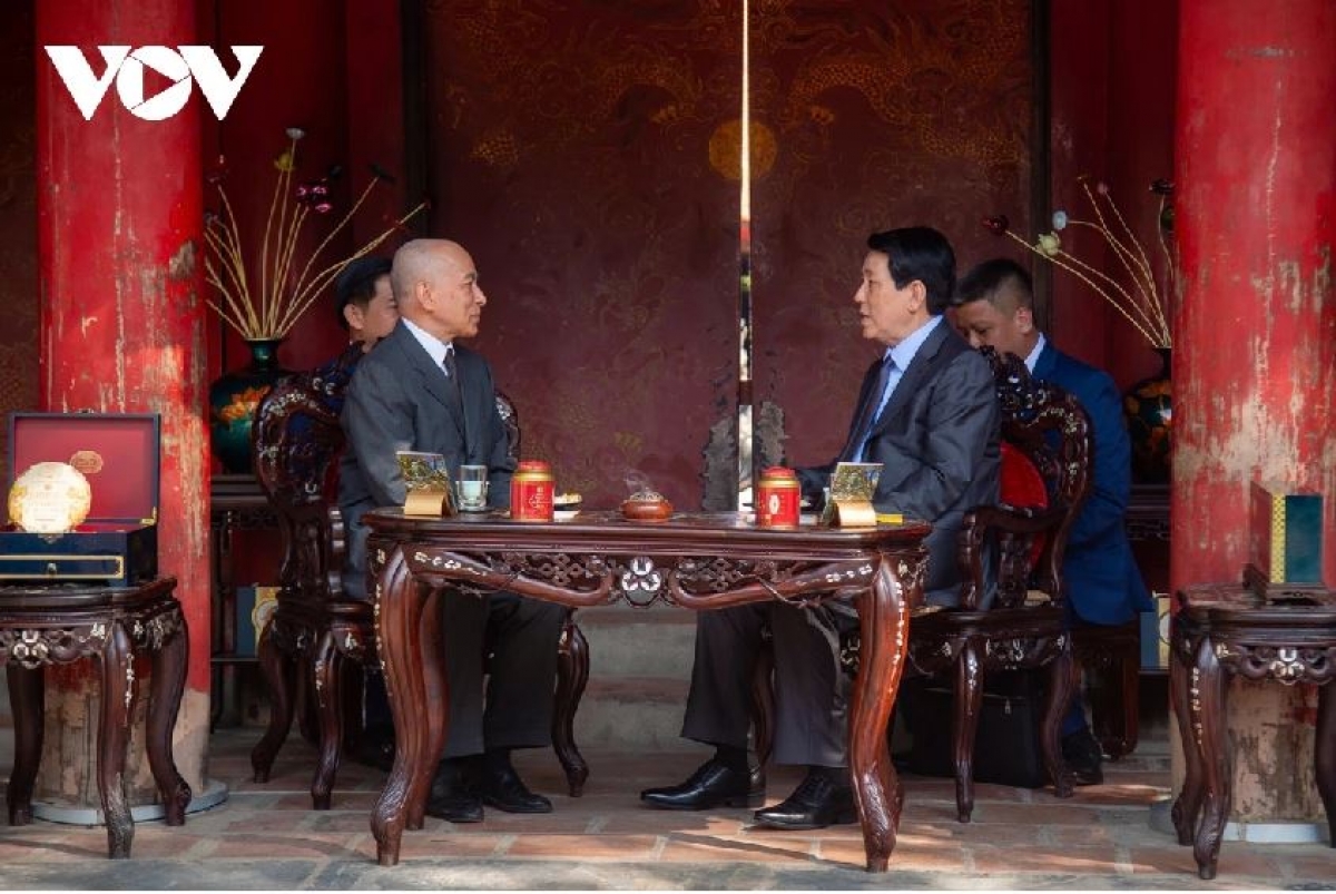 
Củ tịc lơgar ồng Lương Cường mờ Bơtau lơgar Campuchia ồng Norodom Sihamoni hùc bal dà ce