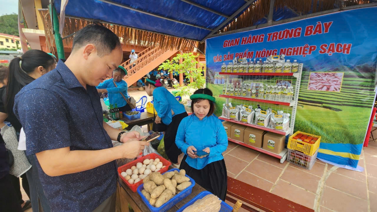Đồng bào dân tộc thiểu số tại Quảng Ninh được hỗ trợ nguồn vốn vay ưu đãi để phát triển
kinh tế, xây dựng các sản phẩm nông sản sạch.
Ảnh: Vũ Thị Miền/VOV Đông Bắc