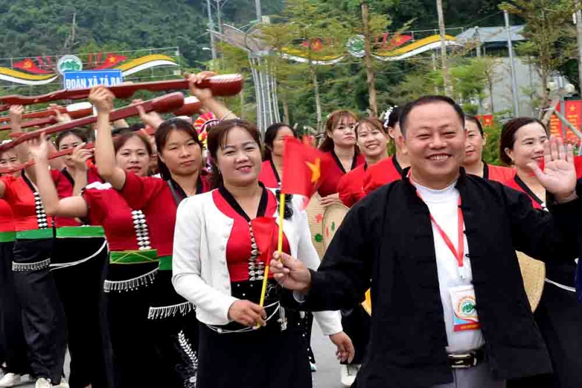 Lễ hội có sự tham gia của 16 đoàn diễn viên được trang bị  đạo cụ, âm nhạc như trống, chiêng, đạo cụ dân tộc...