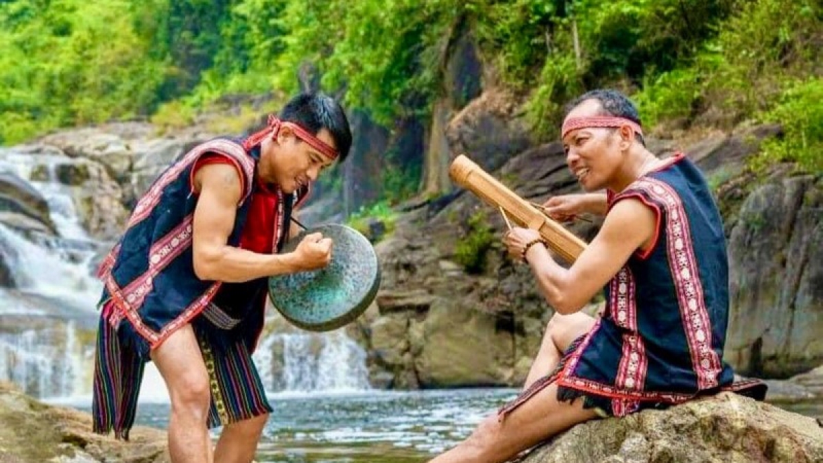 Nghệ nhân dân tộc Raglay biểu diễn nhạc cụ dân tộc thiểu số