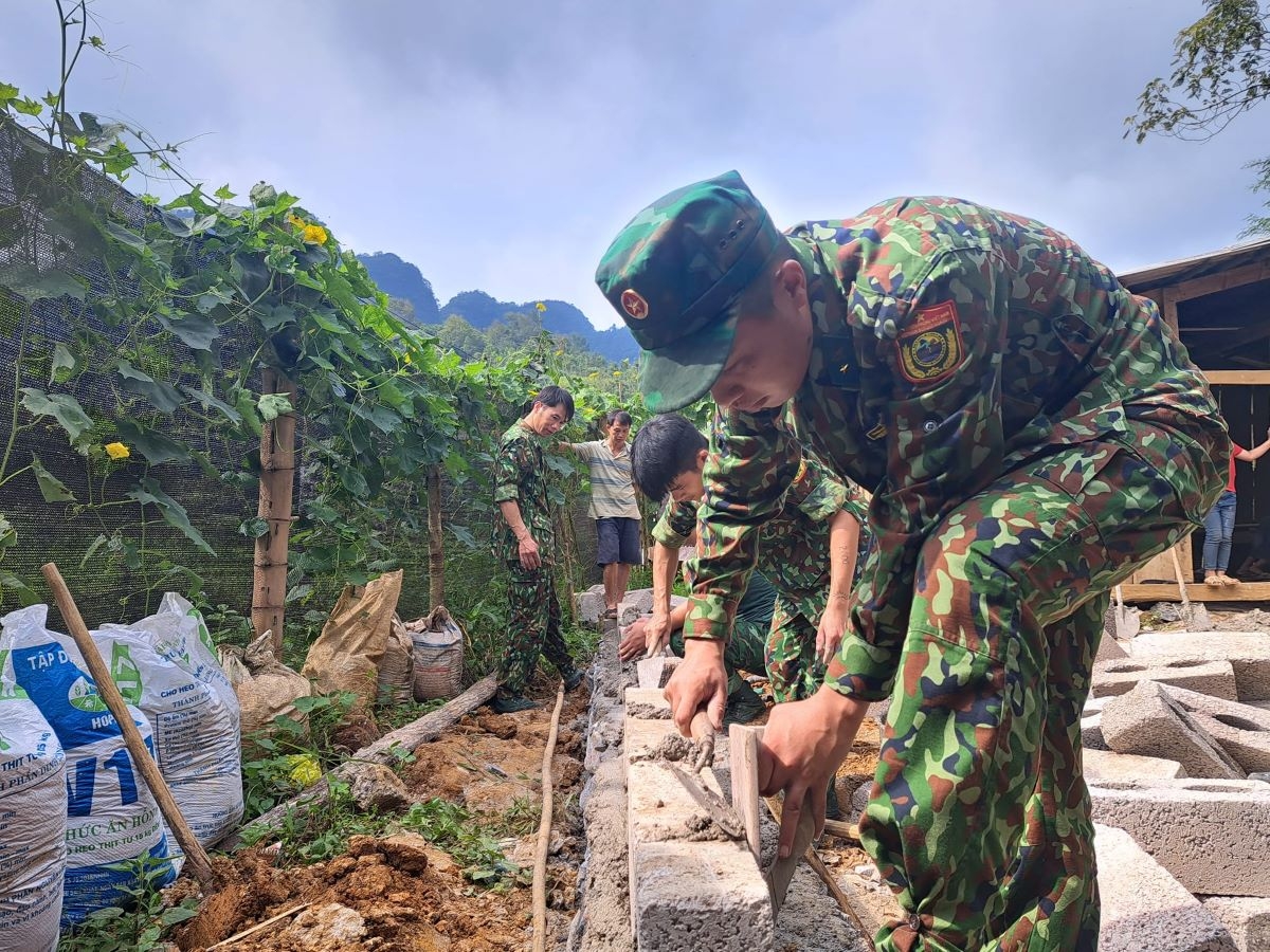 Ngoài ủng hộ kinh phí, hàng ngàn lượt cán bộ, chiến sỹ Biên phòng Cao Bằng đã trực tiếp tham gia hỗ trợ nhân dân xóa nhà tạm, nhà dột nát