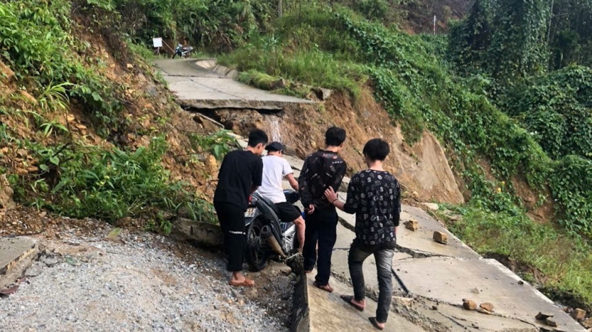 Người và phương tiện di chuyển khó khăn và mất an toàn - Ảnh: Thân Thị Hoa.